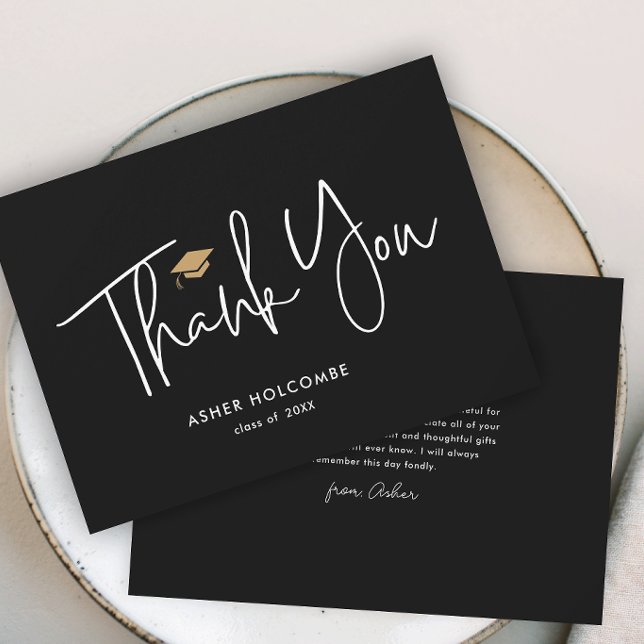 Tarjeta De Agradecimiento Título de Graduación Simple Moderno (Modern script black and white graduation cap graduation thank you note cards.)
