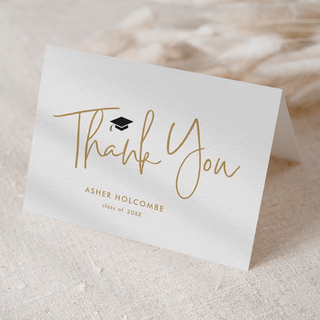 Tarjeta De Agradecimiento Título de Graduación Simple Moderno Script (Modern gold script black graduation cap graduation party folded thank you note cards.)