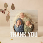 Tarjeta De Agradecimiento Trillizos de regalo para bebés Gracias recién naci<br><div class="desc">Trillizos de regalo para bebés Gracias recién nacidos Baby Shower Gracias a las tarjetas muestra tu foto favorita con el texto "Gracias" en un elegante y moderno guión en la parte delantera y una foto adicional y tu mensaje personalizado al revés. Personalice editando el texto en los cuadros de texto...</div>