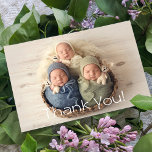 Tarjeta De Agradecimiento Trillizos de regalo para bebés Gracias recién naci<br><div class="desc">Trillizos de regalo para bebés Gracias recién nacidos Baby Shower Gracias a las tarjetas muestra tu foto favorita con el texto "Gracias" en un elegante y moderno guión en la parte delantera y una foto adicional y tu mensaje personalizado al revés. Personalice editando el texto en los cuadros de texto...</div>