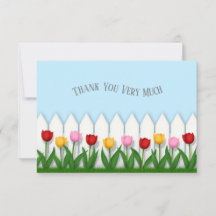 Tulipanes alegres y valla blanca personalizada