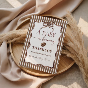 Tarjeta De Agradecimiento Un bebé está preparando café Favor para baby showe