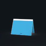 Tarjeta De Agradecimiento un fondo azul con un gato blanco y negro<br><div class="desc">Explore el encantador contraste de un gato blanco y negro con un fondo azul sereno. Esta imagen cautivadora captura la esencia de un querido mascota en un contexto único".</div>