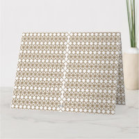 un patrón geométrico blanco y dorado