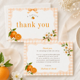 Tarjeta De Agradecimiento Un pequeño bebé adorable en naranja a cuadros y ne
