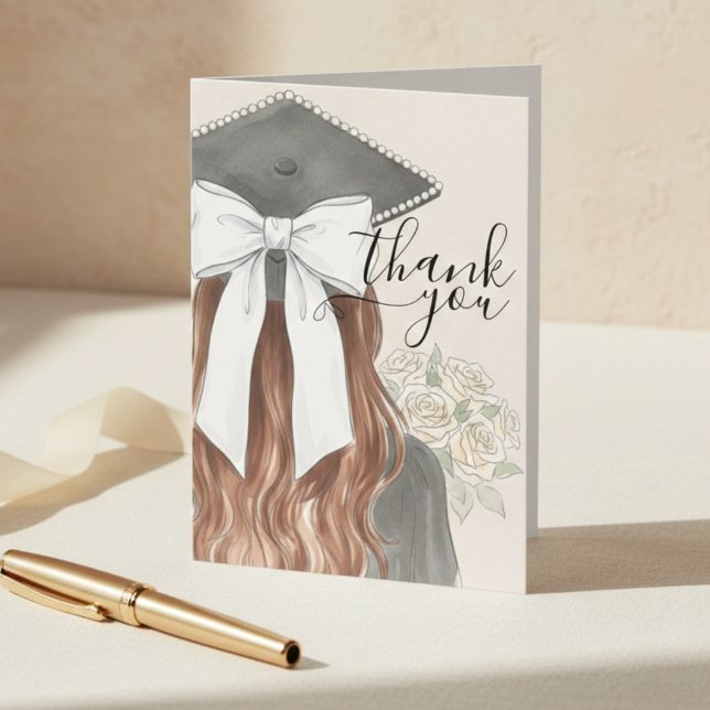 Tarjeta De Agradecimiento Whimsical Graduation Cap with Bow & Pearls Script (Whimsical Graduation Cap with Bow & Pearls Script Thank You Card)