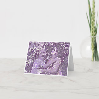 Tarjeta de amigos en morado abrazando a dos chicas