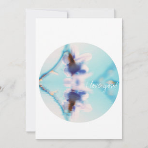 Tarjeta de amor de flor púrpura azul pastel pálido