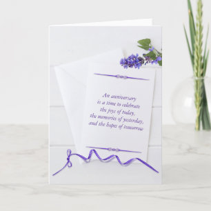 Tarjeta de aniversario con flores moradas