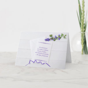 Tarjeta de aniversario con flores moradas