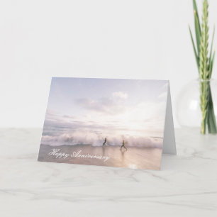Tarjeta de aniversario con pareja corriendo en la