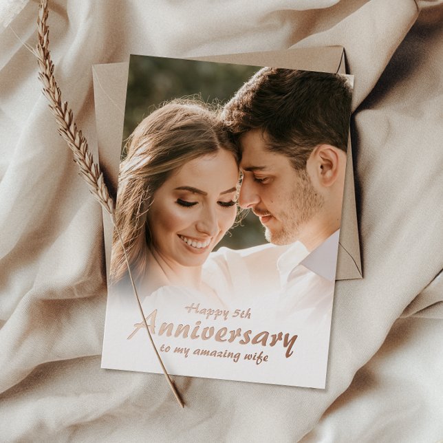 Tarjeta de aniversario de boda con foto simple en  (Capture cherished memories and express heartfelt love in one beautifully crafted card.)