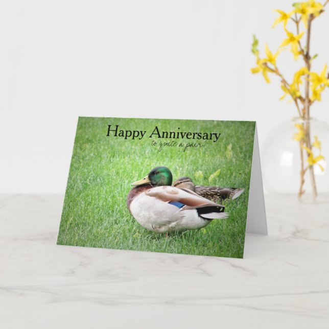 Tarjeta de Aniversario de la Pareja Feliz (flor amarilla)