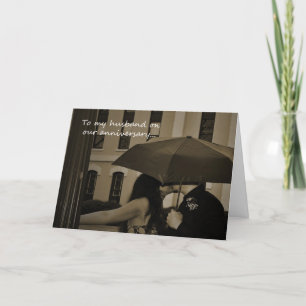 Tarjeta de aniversario de pareja bajo paraguas