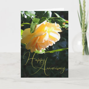 Tarjeta de aniversario feliz con guión de rosa ama