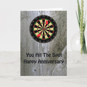 Tarjeta de aniversario para marido con placa Dart