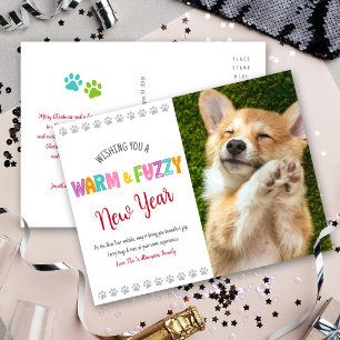 Tarjeta de Año Nuevo con mascota cálida y difusa c
