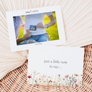 Tarjeta de Anuncio de Bebé con Flores de Pradera P