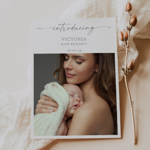 Tarjeta de anuncio de bebé con foto minimalista en