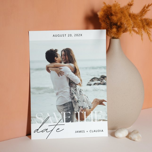 Tarjeta de anuncio de boda con foto de playa moder (Simple Modern script white chic photo save the date invitation)