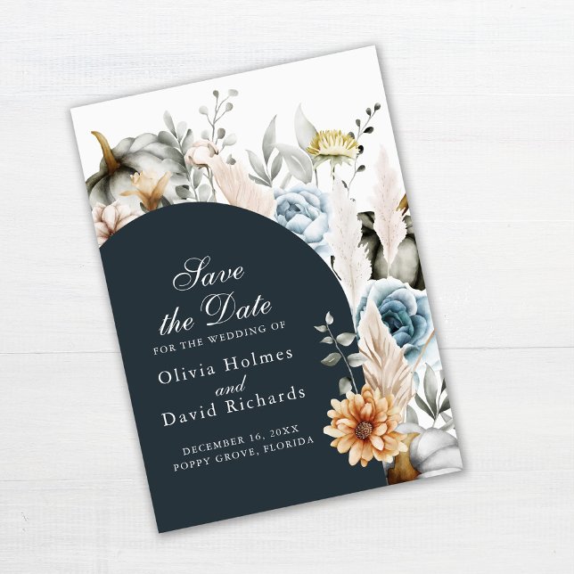 Tarjeta de Anuncio de Bodas con Calabazas Blancas  (Pumpkin and Wildflowers Save the Date Card on off-white wooden table)