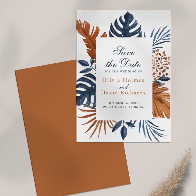 Tarjeta de Anuncio de Fecha de Azul Medianoche Mon (Midnight Blue Monstera Save the Date Card on white table.
)