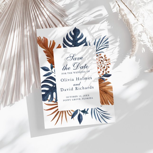 Tarjeta de Anuncio de Fecha de Azul Medianoche Mon (Midnight Blue Monstera Save the Date Card on a sunny white table with neutral dry flowers)