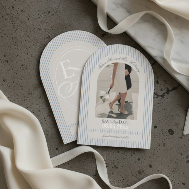 Tarjeta de Anuncio de Fecha de Boda con Guion de D (Old Money Script Blue Stripe Photo Save the Date Invitation)