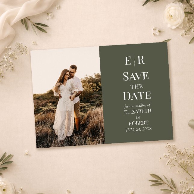 Tarjeta de anuncio de fecha de boda con monograma  (Dark Olive Monogram Photo Save the Date Card on a wedding table with white flowers)