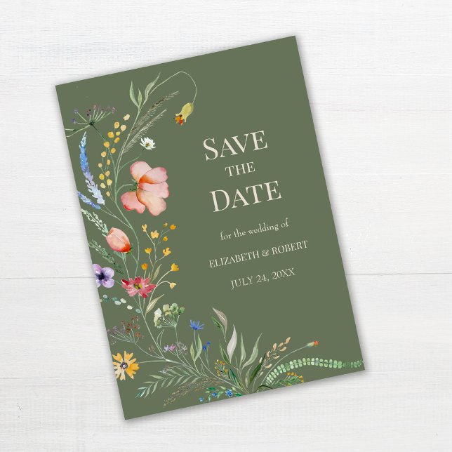 Tarjeta de Anuncio de Fecha de Boda con Pradera de (Sage Green Boho Wildflowers Save The Date Card on white wooden table.)