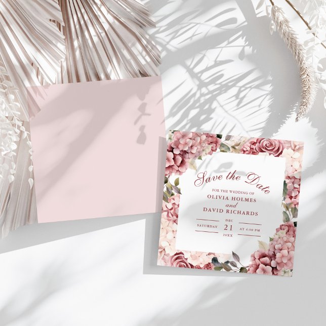 Tarjeta de anuncio de fecha de boda Dusty Rose Hyd (Modern Dusty Rose Hydrangea Wedding Save The Date on a sunny boho white table.)