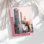 Tarjeta de anuncio de fecha de magenta rosa con fo<br><div class="desc">Tarjeta de anuncio de fecha de magenta rosa con foto y letra script. Audaz y moderna, esta tarjeta de anuncio de fecha de magenta rosa muestra tu foto favorita con elegante letra blanca y un vibrante borde rosado. Perfecta para bodas modernas, celebraciones urbanas o parejas que aman un toque de...</div>