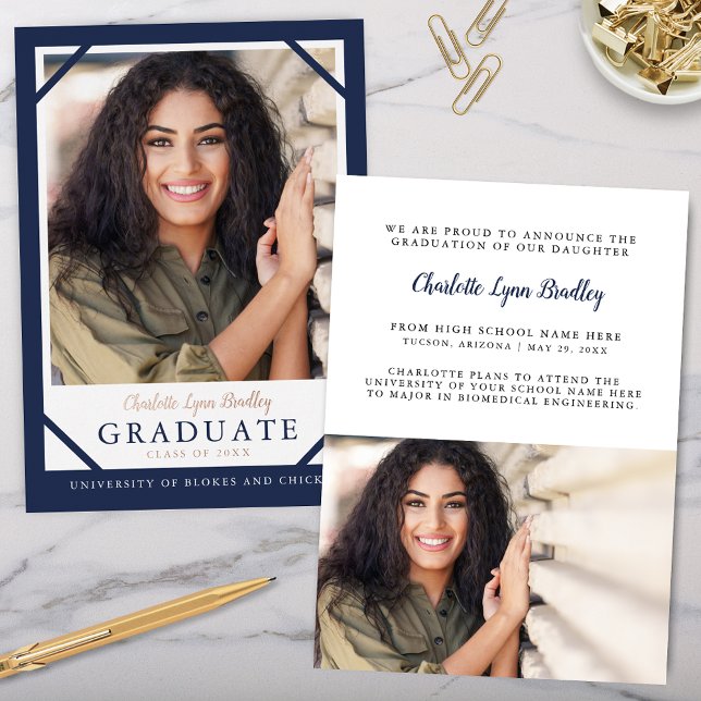 Tarjeta de Anuncio de Graduación Elegante Azul Mar (Modern Navy Blue and Rose Gold Graduation Announcement with 2 photos, trendy script)