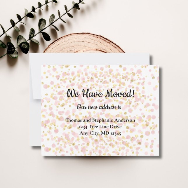 Tarjeta de anuncio de mudanza con superposición de (Pink gold overlay We have moved moving announcement card. )