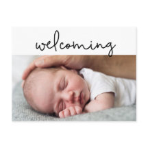 Tarjeta de anuncio de nacimiento con guión moderno