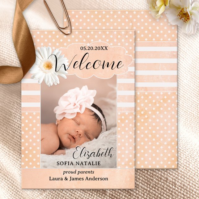 Tarjeta de anuncio de nacimiento de foto de niña b (Baby girl birth announcement card with a photo of your own baby framed by a peach and white design)