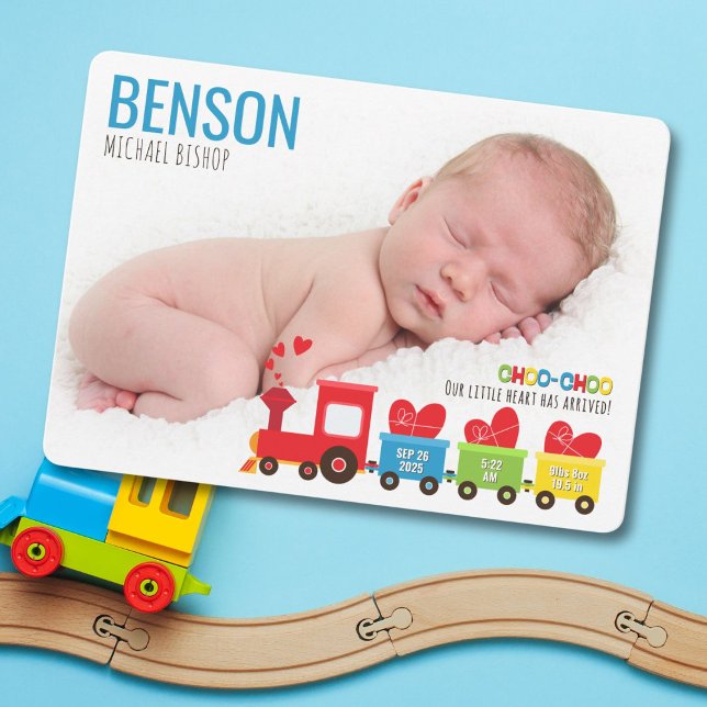 Tarjeta de anuncio de nacimiento del tren Choo-Cho (Adorable train-themed birth announcement with photo slots and heartfelt charm.)
