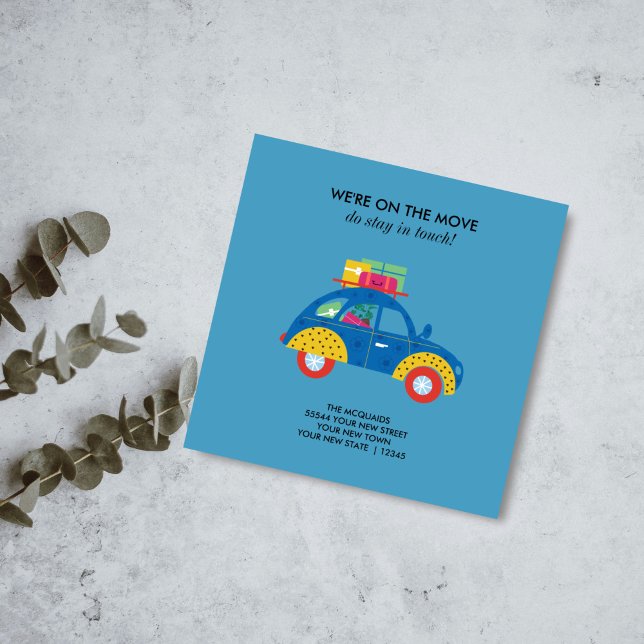Tarjeta de anuncio plana de coche colorido en movi (Funky Blue Car Moving Announcement card)