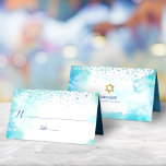 Tarjeta De Asiento B’nai Mitzvah Turquoise Watercolor Nombres persona<br><div class="desc">No B’nai Mitzvah fiesta está completo sin tarjetas personalizadas. Deje que su favorito B’nai Mitzvahs esté orgulloso, regocije y celebre su hito en su fiesta perfectamente coordinado. Los pequeños puntos de confeti azul turquesa, modernos y sorprendentes, dominan el fondo de una acuarela azul turquesa. El interior está decorado con un...</div>
