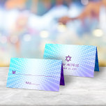 Tarjeta De Asiento Bat Mitzvah Bold Boho Retro Blue Purple Gradiente<br><div class="desc">Ningún fiesta de Bat Mitzvah está completo sin tarjetas de lugar personalizadas. Que tu favorita Bat Mitzvah esté orgullosa, se regocije y celebre su hito en su fiesta perfectamente coordinada. La tipografía divertida, audaz morada y la estrella de David superponen el fondo de los rayos de gradiente gris turquesa y...</div>