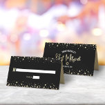 Tarjeta De Asiento Bat Mitzvah Relieve metalizado dorado negro guión<br><div class="desc">Ningún fiesta de Bat Mitzvah está completo sin tarjetas de lugar personalizadas. Que tu favorita Bat Mitzvah esté orgullosa, se regocije y celebre su hito en su fiesta perfectamente coordinada. La tipografía audaz, sans serif y los pequeños puntos purpurinas de oro brillantemente falsos superponen un rico, dramático y negro fondo....</div>