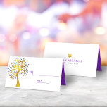 Tarjeta De Asiento Bat Mitzvah Relieve metalizado dorado púrpura mode<br><div class="desc">Ningún fiesta de Bat Mitzvah está completo sin tarjetas de lugar personalizadas. Que tu favorita Bat Mitzvah esté orgullosa, se regocije y celebre su hito en su fiesta perfectamente coordinada. ... Este sofisticado, moda, impresionante y gráfico árbol de Relieve metalizado dorado falso con brillante color morado, turquesa, verde azulado y...</div>