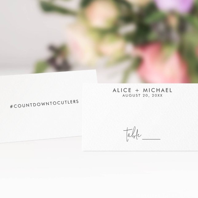 Tarjeta De Asiento Blanco y negro Minimalista clásico (Personalize this table card with your wedding hashtag or other message on the back.)