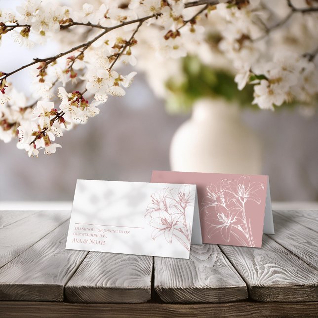 Tarjeta De Asiento Boda de contorno de Lirio Rosa plegado (Subido por el creador)