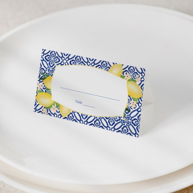 Tarjeta De Asiento Boda del patrón blanco y azul Positano Lemons (Watercolor lemons and vintage portuguese tiles wedding escort card design)