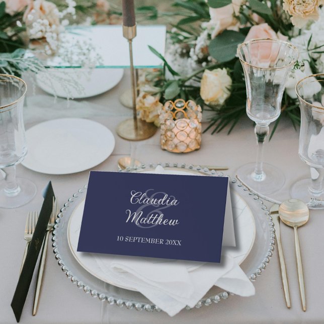 Tarjeta De Asiento Boda moderna con azul marino y letra script platea (Modern Navy Blue and Silver Script Wedding Place Card (back))