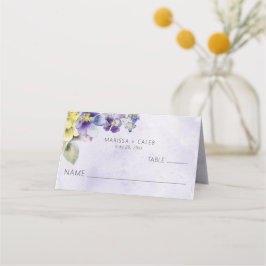 Tarjeta De Asiento Boda morado y amarillo floral moderno plegado