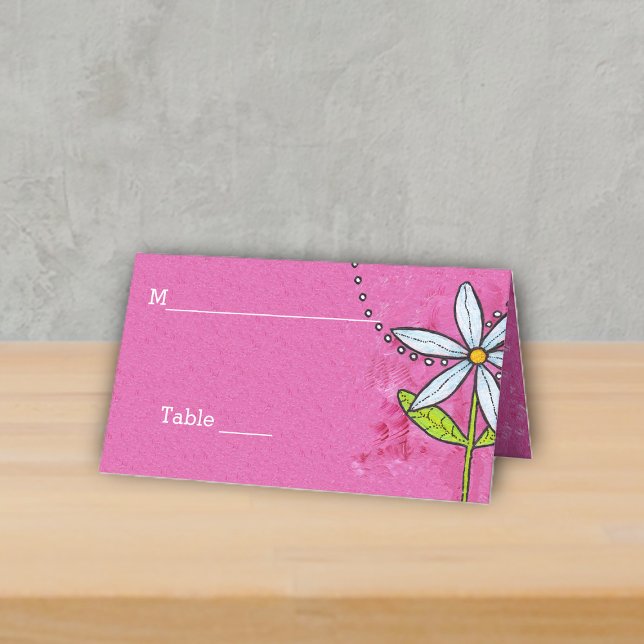Tarjeta De Asiento Brillantes flores de margarita en rosa brillante (Bright white daisy flower with leaves on vibrant pink table or place card for events.)