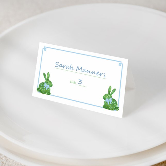 Tarjeta De Asiento Brunch de primavera de bolo verde azul pálido inte (Preppy baby boy shower place cards with boxwood topiary bunny and pale blue Greek Key)