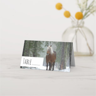 Tarjeta De Asiento Caballo marrón en un bosque de invierno con nieve 